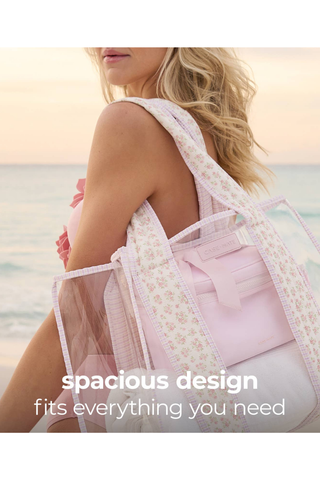Woman carrying the spacious Case-Mate Quilted Ditsy Floral Jelly Tote at the beach.